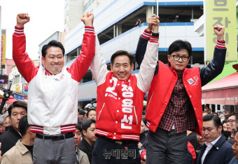 [포토] 손들어 인사하는 한동훈·정용선·장동혁