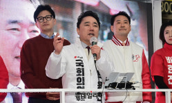 [포토] 유권자들에 지지호소 하는 박용찬 영등포을 후보