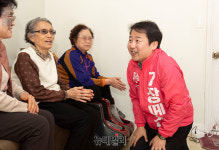 [포토] 경로당 찾은 장예찬 무소속 부산수영구 후보