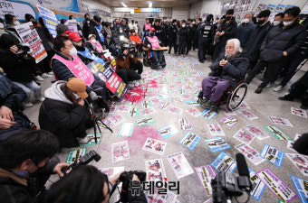 검찰, '지하철역에 스티커 수백장' 전장연 대표 벌금형 구형