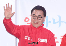 [포토] 손 흔드는 최형두 창원마산합포 후보