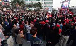 [포토] 파주 금릉역에 운집한 국민의힘 지지자들