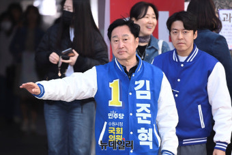[포토] '막말 논란' 속 거리유세 이어가는 김준혁 수원정 후보