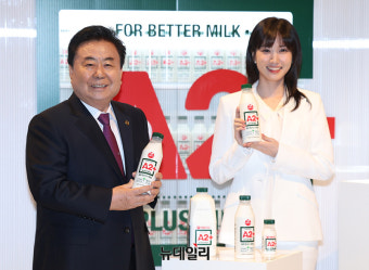 [포토] 문진섭 서울우유조합장-광고모델 박은빈