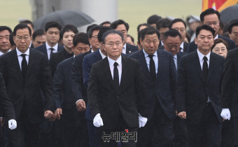 [포토] 현충탑 향하는 국민의힘·국민의미래 당선인들