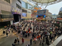 가수 김장훈 ‘누워서 보는 콘서트’ 성료