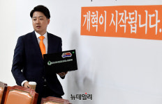 [포토] 최고위 참석하는 이준석 개혁신당 대표