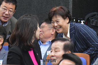 [포토] 인사 나누는 윤희숙 국민의힘 원외조직위원장