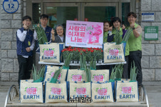 웅상농협 하나로마트 식재료전문매장 | [포토] 농협유통 하나로마트, 어버이날 맞아 카네이션과 '사랑의 식재료 꾸러미' 전달