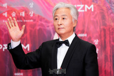 [포토] 손인사하는 김종수