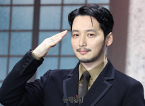 [포토] 삼식이삼촌 변요한, 각 잡힌 거수경례