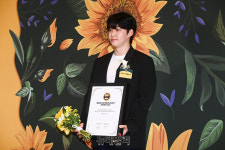 [포토] 브랜드 대상 수상한 동물농장 이강산 PD