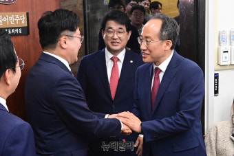 [포토] 추경호 원내대표 마중 나간 박찬대 원내대표