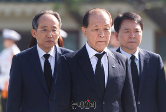 [포토] 현충탑 향하는 국민의힘 지도부