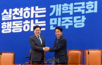 [포토] 손 맞잡은 박찬대·윤종오