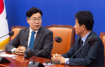 [포토] 대화나누는 박찬대·윤종오
