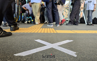 [포토] '음주 뺑소니' 혐의 김호중, 취재진 피해 경찰조사 출석