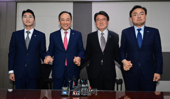 [포토] 기념촬영 하는 추경호·황운하