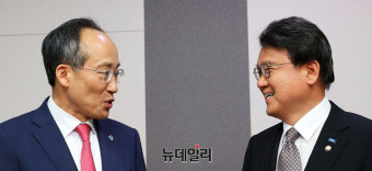 [포토] 대화 나누는 추경호·황운하 원내대표