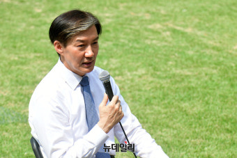 [포토] 창당 100일 기자간담회 갖는 조국 조국혁신당 대표