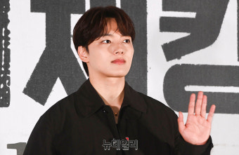 [포토] 하이재킹 여진구, 가볍게 손인사