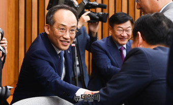[포토] 인사나누는 추경호 원내대표