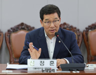 [포토] 인사말하는 신정훈 민주당 의원