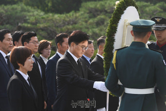 [포토] 헌화하는 우원식 국회의장