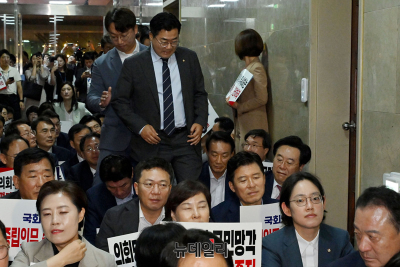 박찬대 영부인의 국정개입 의혹 사실 확인 필요 주장에 윤석열 대통령에 대한 압박 강화