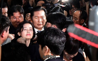 [포토] 국민의힘 항의 받으며 법사위 향하는 정청래 위원장