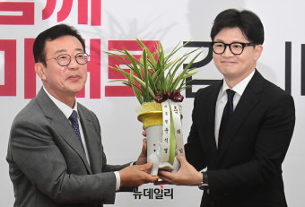 [포토] 취임 축하난 전달받는 한동훈 대표
