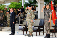 [포토] 경례하는 폴 러캐머라 유엔사 사령관