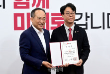 [포토] 곽규택 의원에게 임명장 수여하는 추경호 원내대표