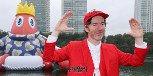 [포토] 대형 랍스터 띄운 팝 아티스트 필립 콜버트(Philip Colbert)