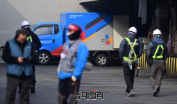 쿠팡 견제 나선 CJ대한통운, 주 7일 배송에 택배기사들 이견
