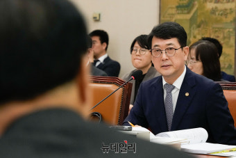 [포토] 질의에 답하는 최응천 국가유산청장