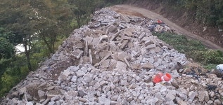 진안~무주 지방도 49호선 공사 현장, 폐기물 표시 없이 무단 방치