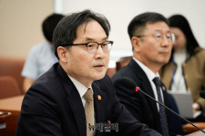 [포토] 정무위 국감서 답변하는 한기정 위원장