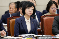 (주)유경종합목재(1종) | [포토] 종합감사서 질의듣는 오유경 식약처장
