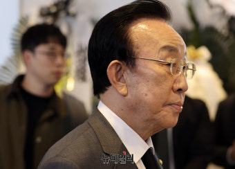 [포토] 이상득 전 의원 빈소 찾은 김관용 전 경북지사