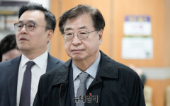 [포토] 국가정보원법 위반 관련 공판 출석하는 서훈