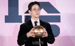 [포토] 박정민 황금볼 들고