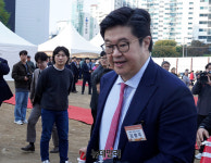 [포토] 도서관 착공식 참석하는 김병주 MBK파트너스 회장