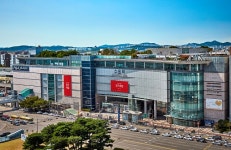 AK플라자 수원, 신세계·롯데 공세에도 매출 늘었다