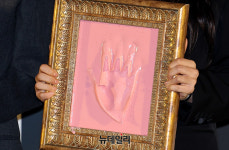 [영상] 고민시 핸드프린팅 앗 뭐가 잘못됐는데