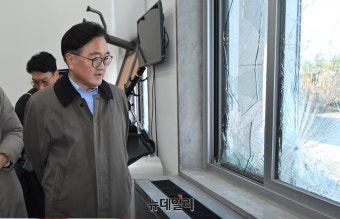 [포토] 계엄군 흔적 살피는 우원식 국회의장