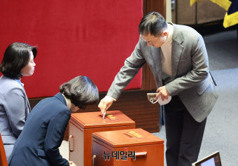 [포토] 김상욱 국민의힘 의원, 윤 대통령 탄핵소추안 표결