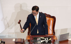 [포토] 의사봉 두드리는 우원식 국회의장