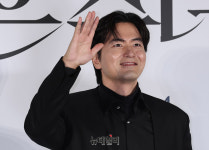 [영상] 검은수녀들 이진욱 치료 믿는 신부역 맡았어요