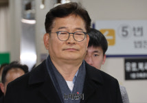 송영길, 투표 종료 뒤 아내와 함께 지지 호소… 인천 연수구갑 보궐선거 현장서 당권 구도 주목